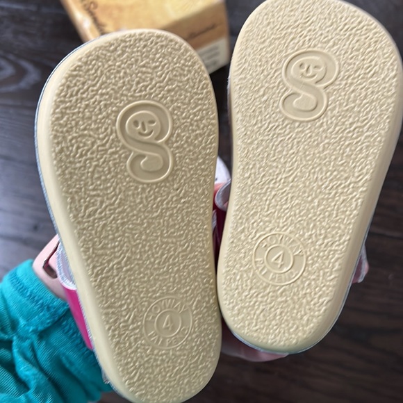 New in box shiny fuchsia sandals - Picture 3 of 5